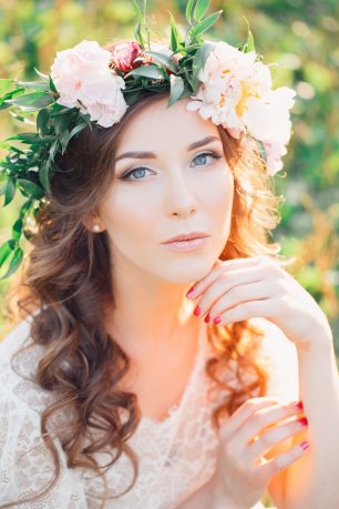 Естественные локоны и стрелочки в макияже