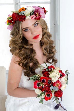 Локоны - волны и красные губы