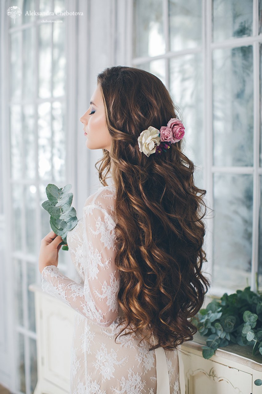 Причёска на свадьбу с живыми цветами