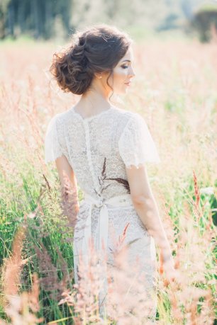 Воздушный низкий пучок из локонов и легкая небрежность