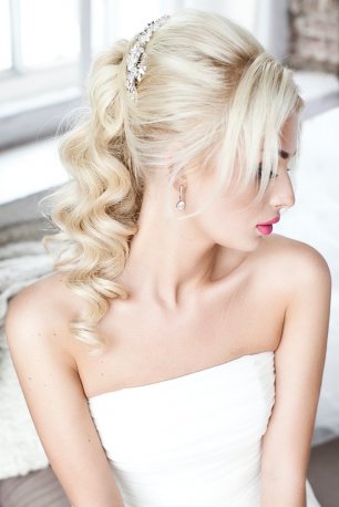 Высокий хвост из волн