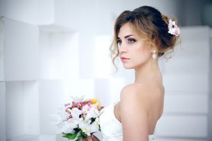 высокий пучок из локонов