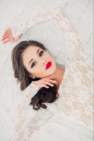 Яркий образ с красной помадой