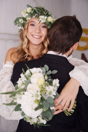 Макияж, цветочный венок и свадебный букет