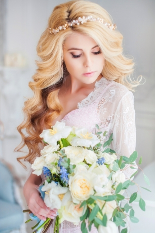 Нежная невеста 
легкий натуральный макияж, крупные объемные локоны