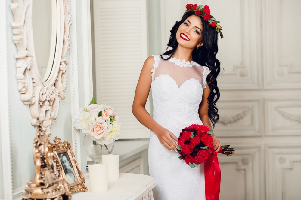 Невеста, яркий образ невесты, образ невесты 2018, свадебная прическа с красными цветами, свадебный образ с красными элементами, невеста - The-wedding.ru
