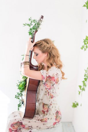 Девушка с гитарой