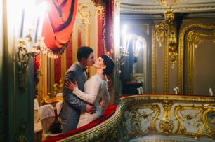 Яркий свадебный макияж с накладными ресничками и красными губами