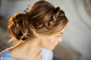 Собранная прическа с плетением