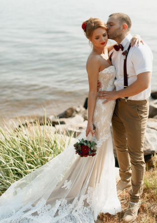 свадьба в бежевом цвете, жених в бежевых брюках, прическа и макияж ВЕРОНИКА ХАРЛАМОВА