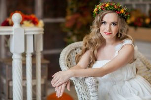 Ягодный венок в образе невесты