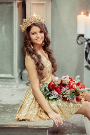 Красавица в золотом платье