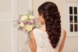 Элегантная свадебная прическа