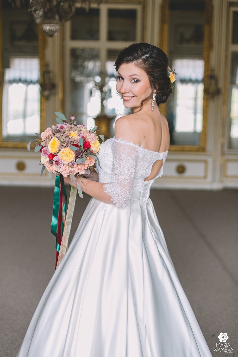 Невеста Александра в свадебном платье со спущенными плечами