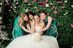Невеста на фотосессии с подружками