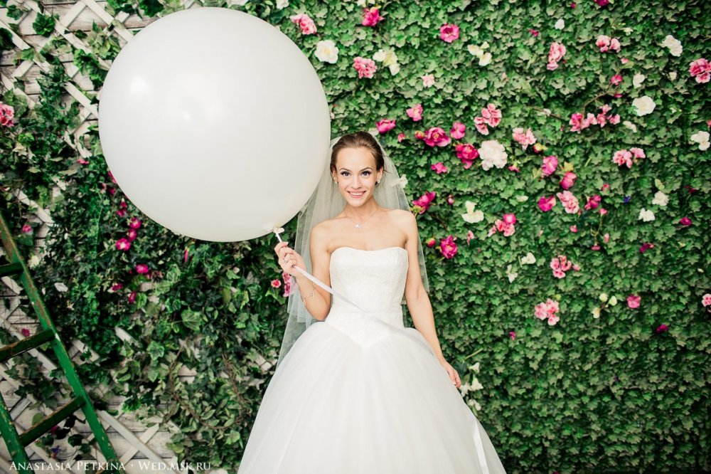 Невеста с огромным воздушным шаром