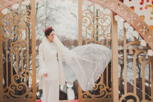 Невеста в белой шубке