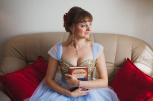 Платье невесты с золотым корсетом