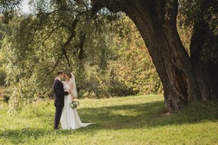 Свадебная прогулка в лесу