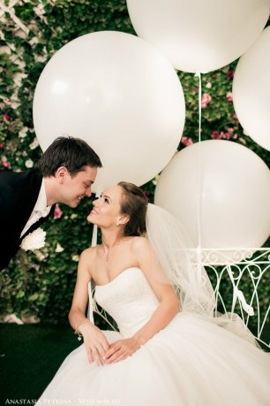 Жених и невеста на свадебной фотосессии в студии