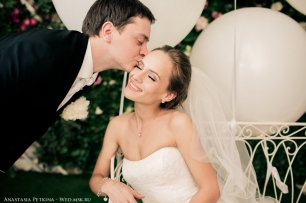 Жених целует невесту
