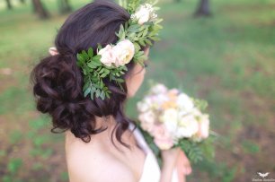 Потрясающая прическа на свадьбу с цветочным венком