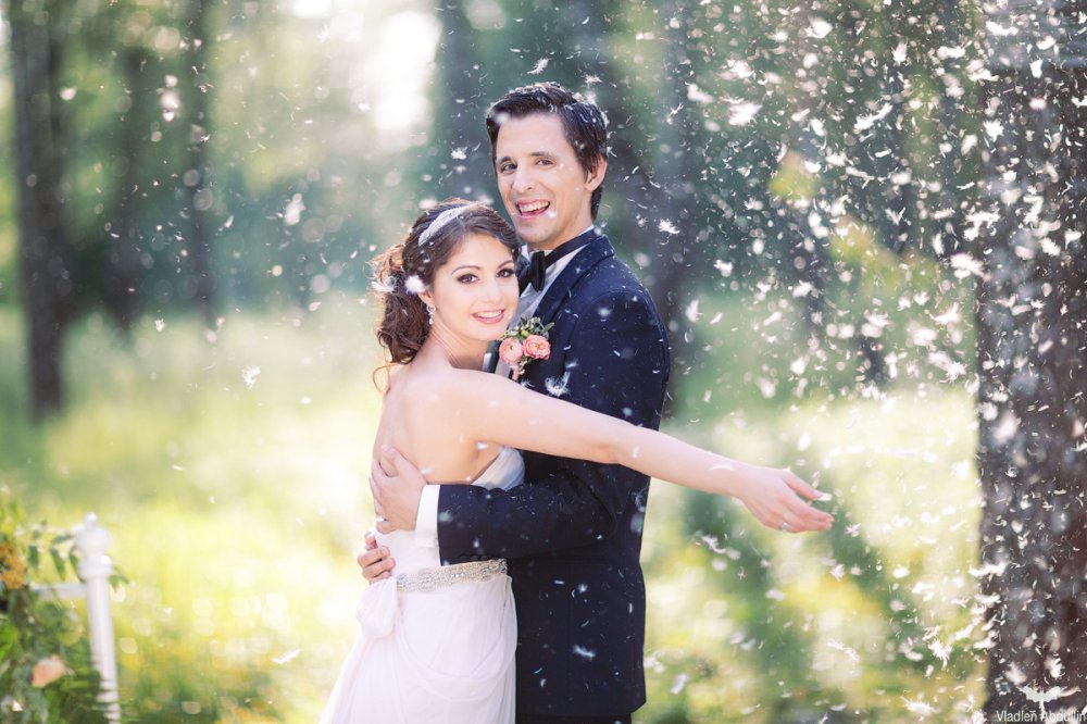 Жених и невеста в очаровательном воздушном декоре