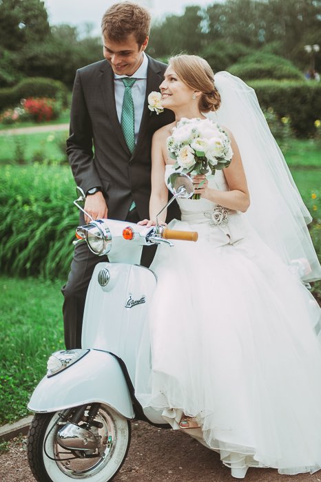 Ретро-мопед на свадебной фотосессии