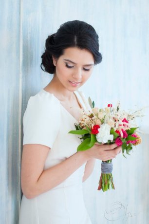 Букет невесты с маленькими кустовыми розочками