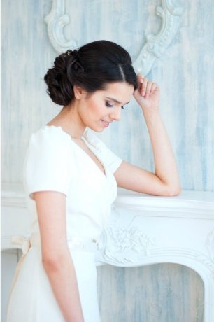 Элегантная прическа с низкозабранными волосами