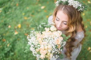 Небольшой букет невесты с кустовыми розами