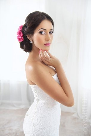 Элегантная прическа с цветами в волосах