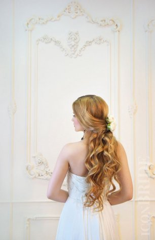 Простая свадебная укладка с цветами