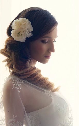 Цветок в свадебной прическе