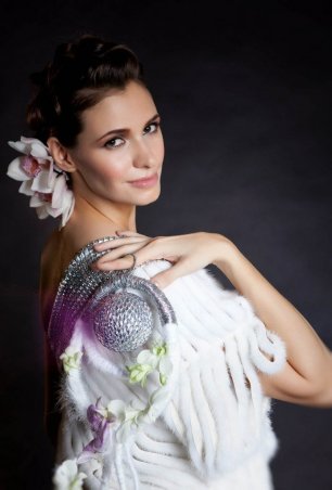 Искусственный цветок в волосах невесты