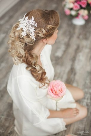 Романтичная прическа с кружевным украшением