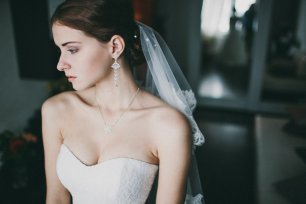 Изящная подвеска и серьги в тон свадебному платью