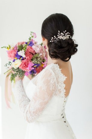 Яркий свадебный букет в руках невесты