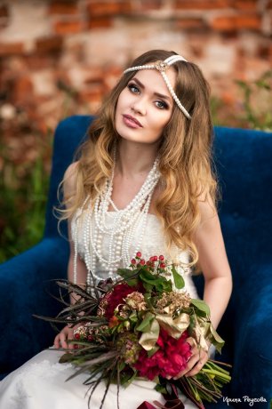 Свадебная прическа, украшенная жемчужным аксессуаром