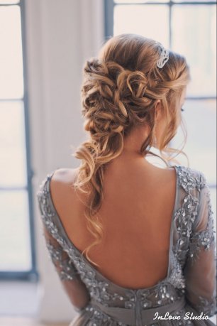 Чуть небрежное плетение в свадебной образе невесты