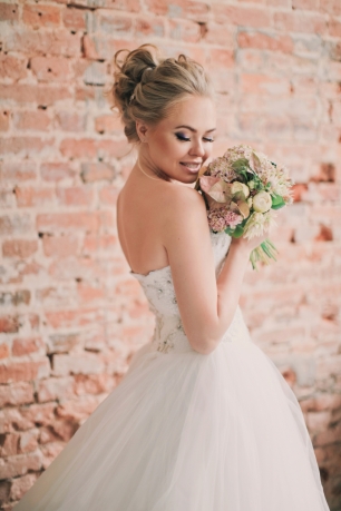 Классическая высокая прическа и макияж с акцентом на глаза