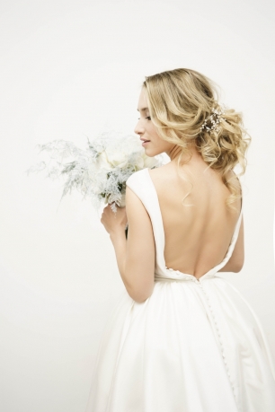 Классический образ невест. Низкий пучок и естественный макияж