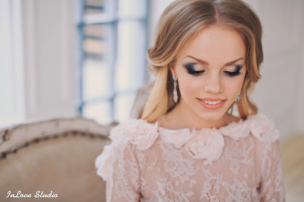 Нежный персиковый свадебный макияж