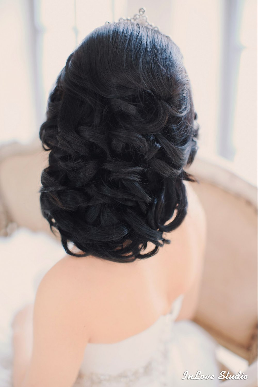 1. Волнистая прическа каре на короткие волосы для свадьбы