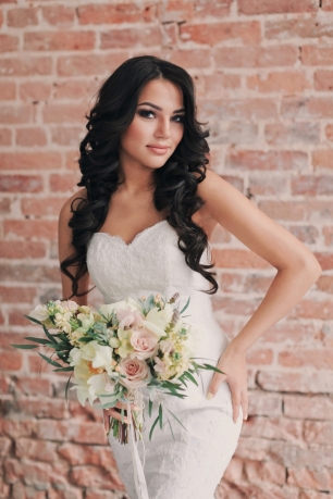 Образ невесты. Локоны и макияж с акцентом на глаза