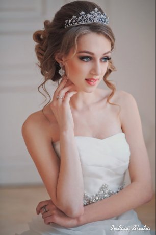 Свадебная прическа с диадемой