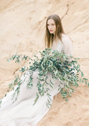 Большой растрепанный свадебный букет из растительности