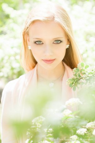 Фотосессия: невеста в цветущем саду