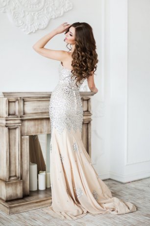 Блестящее платье невесты