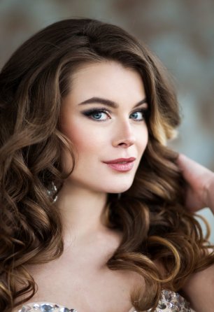 Классические локоны и выразительный макияж глаз